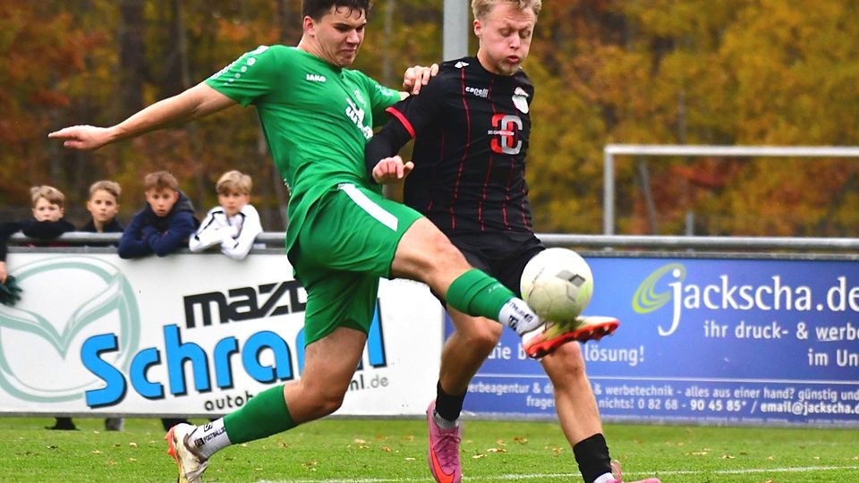 Gundelfingens Verteidiger Kevin Lochbrunner klärte nicht nur vor dem Landsberger Maximilian Seemüller (rechts), sondern erzielte auch den Führungstreffer für seine Farben.