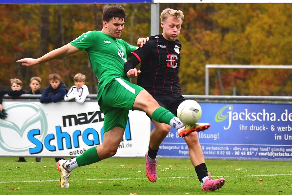 Gundelfingens Verteidiger Kevin Lochbrunner klärte nicht nur vor dem Landsberger Maximilian Seemüller (rechts), sondern erzielte auch den Führungstreffer für seine Farben. Gundelfingens Verteidiger Kevin Lochbrunner klärte nicht nur vor dem Landsberger Maximilian Seemüller (rechts), sondern erzielte auch den Führungstreffer für seine Farben.