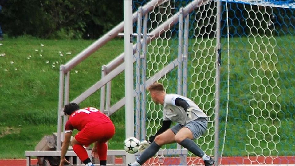 Die 13 brachte ihm kein Glück: Einen Bad Wörishofener Abschluss lenkte Königsbrunns Laurent Kuci (rotes Trikot/Nr. 13) ins eigene Tor.