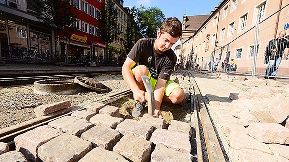 Rund fünf Tonnen Steine verlegt der Straßenbauer Alexander Briegel (23) jeden Tag.  | Foto: Ingo Schneider