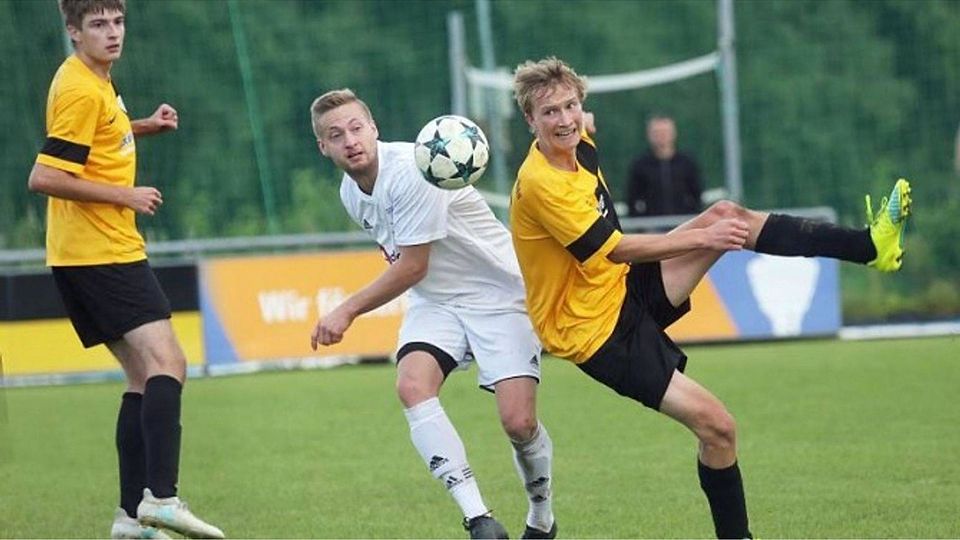 Voller Einsatz: Die Attenkirchener um Stefan Wiesheu (l.) und Michael Wiesheu (r.) gaben alles. Doch am Ende jubelten Dominik Würfl (M.) und die Kranzberger Kicker über den ersehnten ersten Saisonsieg. Foto: Gleixner