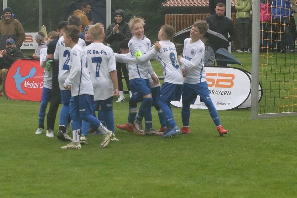 Riesiger Jubel: Der 1. FC Garmisch-Partenkirchen zieht nach Sieg im Achtmeterschießen über Bad Kohlgrub ins Finale ein.