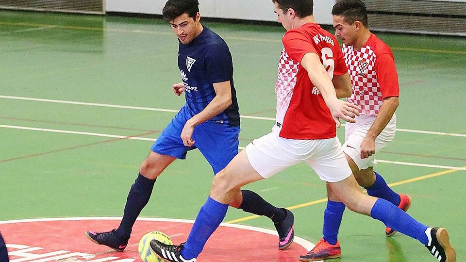 Erstmals seit mehreren Jahren richtet der ESV Regensburg (blaues Trikot) wieder ein Hallenturnier aus.