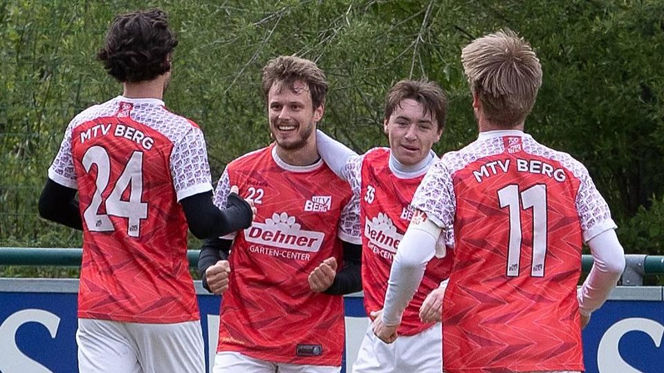Derby-Torschützen unter sich: Der MTV Berg (v.l. Marcel Höhne, Mijo Crnjak, Daniel Krebs und Kapitän Fabian Duttler) ließen dem SC Pöcking-Possenhofen beim 7:1-Heimsieg nicht den Hauch einer Chance.
