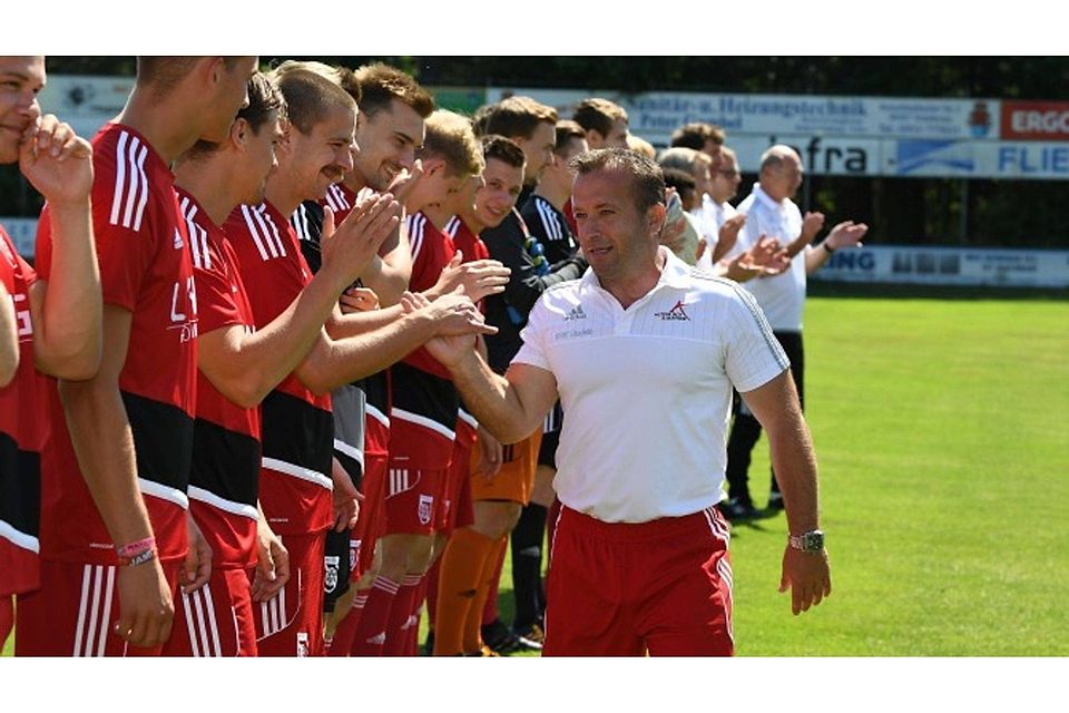 Vorstellung: Trainer Manfred Dedaj begrüßt die Fußballer des FSV Stadeln, darunter sind auch sieben Neuzugänge. Foto: Zink