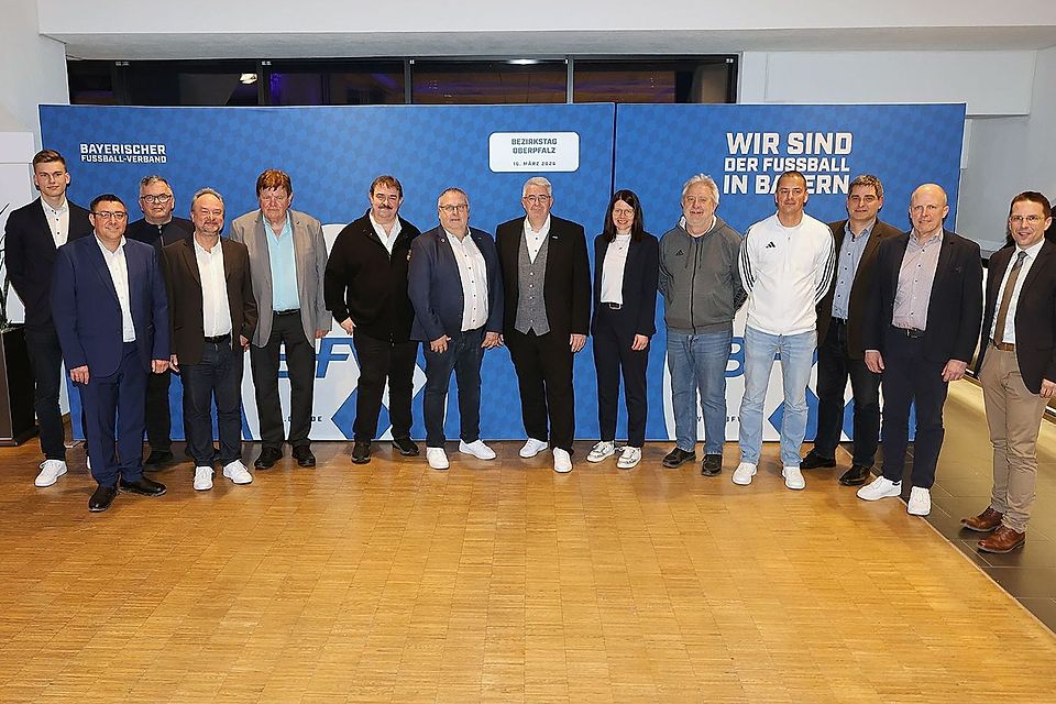 Der im Regensburger Jahnstadion von den Delegierten gewählte Oberpfälzer Bezirks-Ausschuss: (von links) Noah Parusel (U30-Mitglied im Bezirks-Ausschuss), Markus Weigert (Bezirks-Schiedsrichterobmann), Wilhelm Fritz (Vorsitzender des Bezirks-Jugendsportgerichts), Harald Greß (Kreis-Vorsitzender Regensburg), Heinz Zach (Bezirks-Jugendleiter), Albert Kellner (Kreis-Vorsitzender Amberg/Weiden), Werner Mages (Kreis-Vorsitzender Cham/Schwandorf), Thomas Graml (Bezirks-Vorsitzender), Kerstin Costa (Vorsitzende des Bezirks-Frauen- und Mädchen-Ausschusses), Andreas Allacher (Bezirks-Beauftragter Kontaktpflege), Christian Wolfram (Bezirks-Seniorenspielleiter), Dieter Schmid (Bezirks-Sportgerichtsvorsitzender), Robert Rappl (Bezirks-Spielleiter) und BFV-Präsident Christoph Kern.