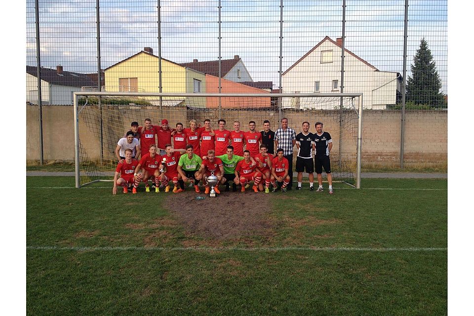 Die Wormaten freuen sich über den begehrten Wanderpokal. Foto: P. Widder