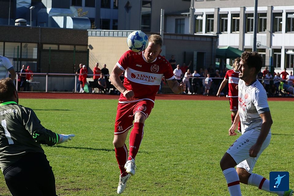 Erzielt hier per Kopf das 1:0 gegen Bliesheim - Mechernichs Mirko Lepartz mit seinem vierten Saisontor 