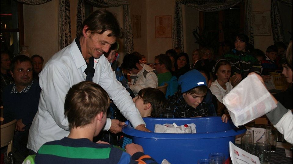 Der Trainer Andre Burgfeld als Nikolaus, der an die Spieler Weihnachtsgeschenke austeilt. Foto: PS