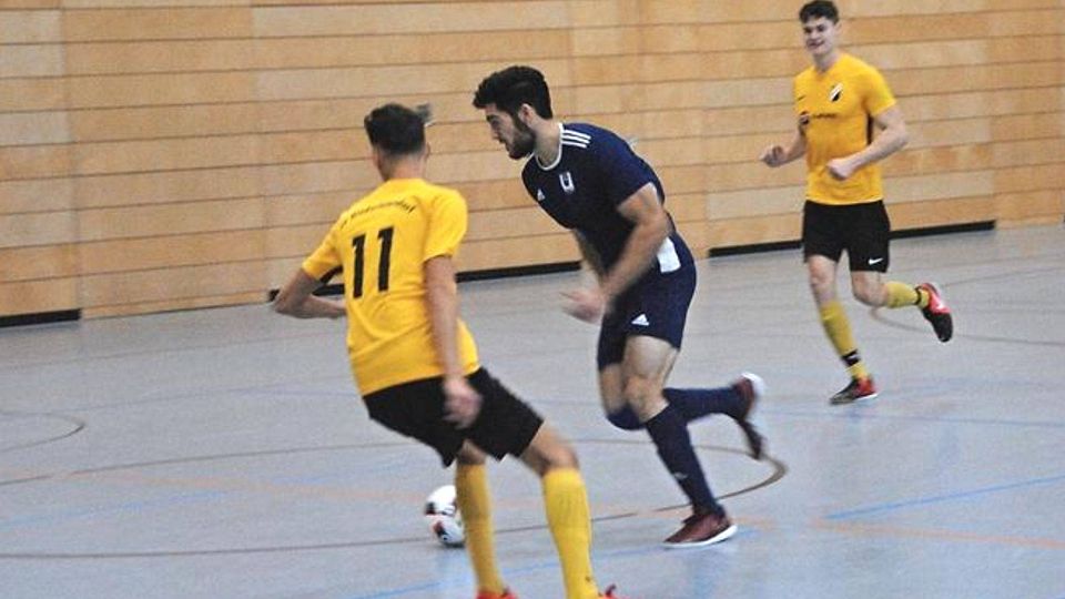 Der SV Niederleierndorf (gelb) – hier gegen Türkspor Mainburg – scheiterte erst im entscheidenden Tagesfinale. Fotos: Rutrecht