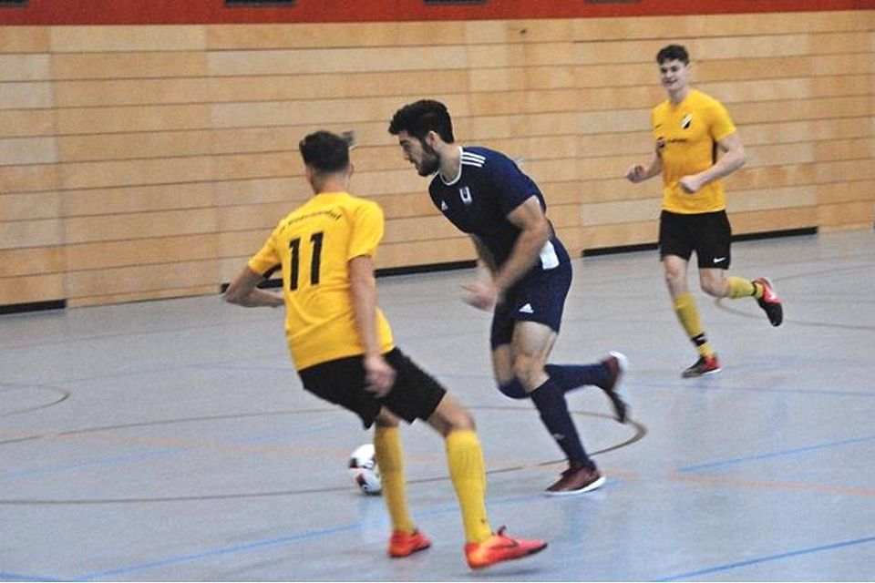 Der SV Niederleierndorf (gelb) – hier gegen Türkspor Mainburg – scheiterte erst im entscheidenden Tagesfinale. Fotos: Rutrecht Der SV Niederleierndorf (gelb) – hier gegen Türkspor Mainburg – scheiterte erst im entscheidenden Tagesfinale. Fotos: Rutrecht
