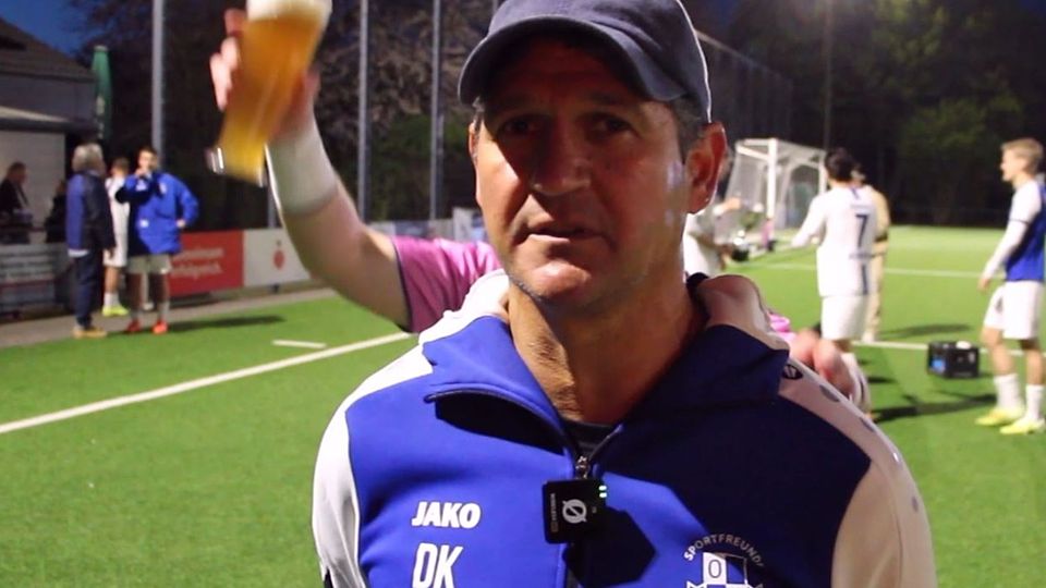 Von hinten droht Ungemach: Neuwerks Keeper Phillip Beckers duscht Dony Karaca mit Bier.
