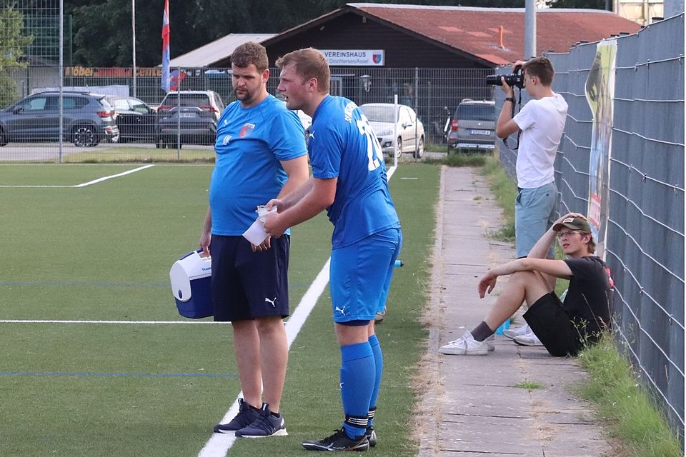 D/A-Trainer Andrè Matties musste Robin-Lennart Bösch verletzt runternehmen. Er war unglücklich auf dem Rücken gelandet. D/A-Trainer Andrè Matties musste Robin-Lennart Bösch verletzt runternehmen. Er war unglücklich auf dem Rücken gelandet.