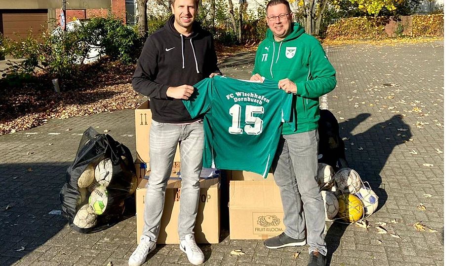 Jan-Philipp Beck von der Organisation "Trikot für die Welt" und Sascha Draack vom FC Wischhafen/Dornbusch.