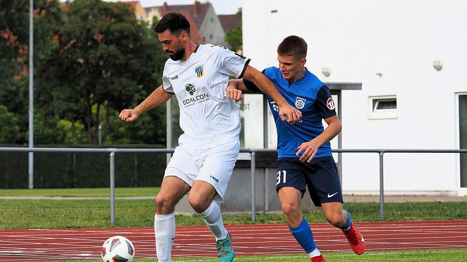 Brachte mit seinem Kopfballtreffer kurz vor der Halbzeitpause sein Team auf die Siegesstraße im Saisonauftaktmatch gegen den TSV Hainsfarth: Dillingens Innenverteidiger Alban Nuraj (links im Bild)