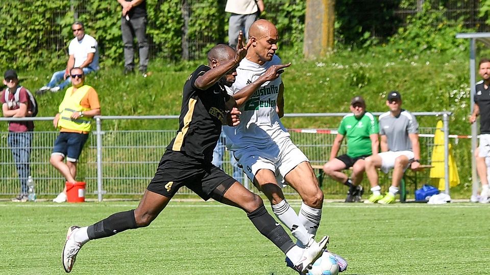 Zweikampf um den Ball: Brands Delany Arigbe (weißes Trikot) und Kurdistans Salifu Krubally.