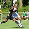 Zweikampf um den Ball: Brands Delany Arigbe (weißes Trikot) und Kurdistans Salifu Krubally.