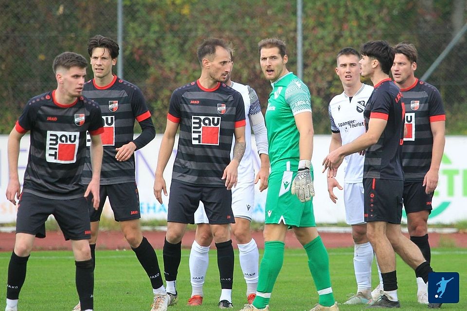 Sogar Ehekrichens Torhüter Moritz Maiershofer schaltete sich in den Angriff mit ein, doch der 1. FC Sonthofen brachte den knappen Vorsprung über die Zeit. Sogar Ehekrichens Torhüter Moritz Maiershofer schaltete sich in den Angriff mit ein, doch der 1. FC Sonthofen brachte den knappen Vorsprung über die Zeit.