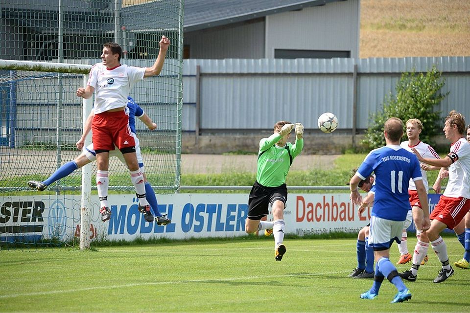 SV Schmidmühlen gegen TuS Rosenberg heißt das Topspiel des 14. Spieltages. Da wird es wie im Hinspiel (unser Bild, Rosenberg in blau) heiß hergehen. F: Brückmann