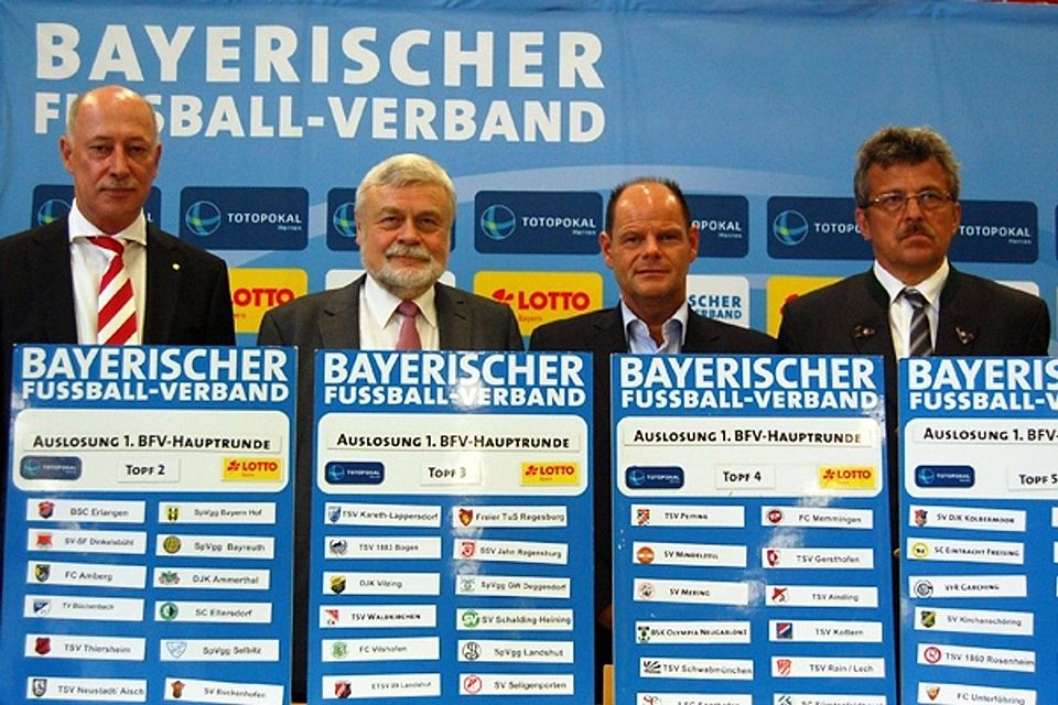 Von links nach rechts: Ralf Woy (Vorstandsmitglied 1.FC Nürnberg), Hans-Wilhelm Forster (Vizepräsident Lotto Bayern), Jürgen Faltenbacher (BFV-Schatzmeister) und Verbandsspielleiter Josef Janker. F