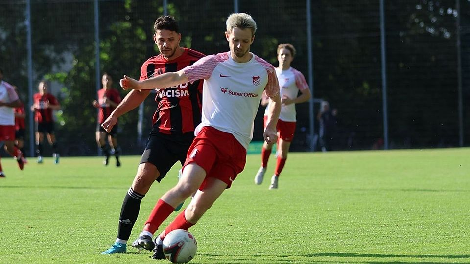 Bezirksligist Kirchhörder SC (in Weiß) steht überraschend im Halbfinale des Hecker Cups.