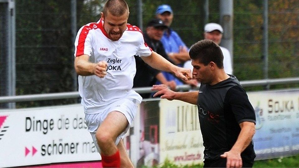 Steffen Hartel (weiß) setzte sich mit dem FV Eppertshausen mit 2:0 beim FSV Spachbrücken (in Schwarz Dominic Steidl) durch.	 Foto: Jens Dörr