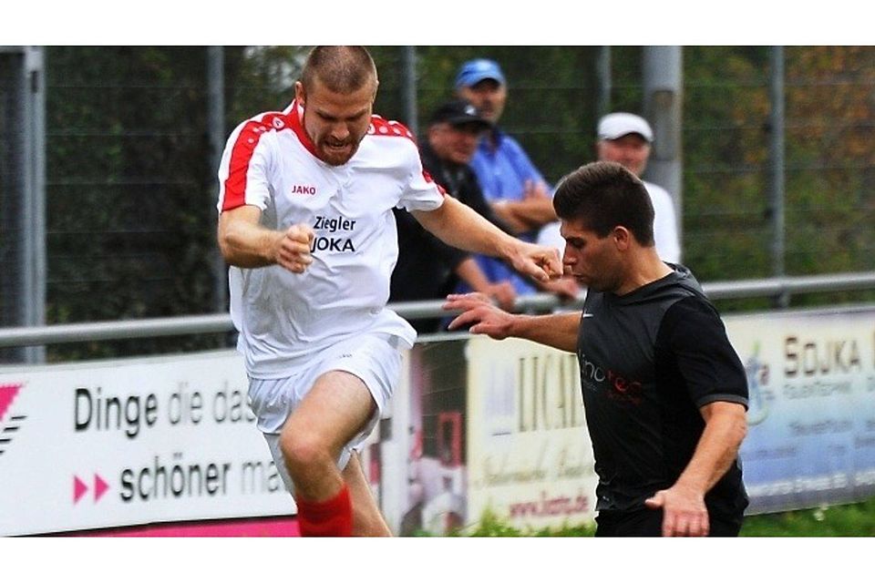 Steffen Hartel (weiß) setzte sich mit dem FV Eppertshausen mit 2:0 beim FSV Spachbrücken (in Schwarz Dominic Steidl) durch.	 Foto: Jens Dörr