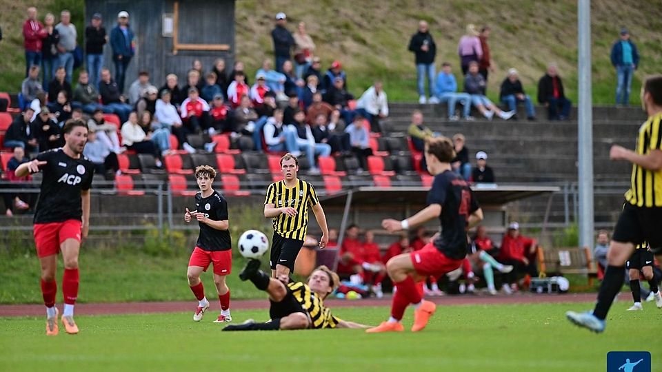 Der FC Sturm Hauzenberg (dunkle Trikots) hielt die DJK Vornbach mit 3:0 in Schach 