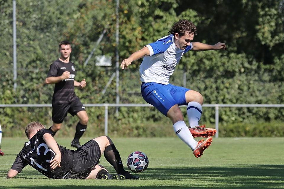 Harte Landung: Joel Prostmeyer (rechts) verliert mit dem TSV Seckmauern 0:2 gegen den FC Bensheim und muss mit Leistenproblemen vorzeitig ausgewechselt werden.	