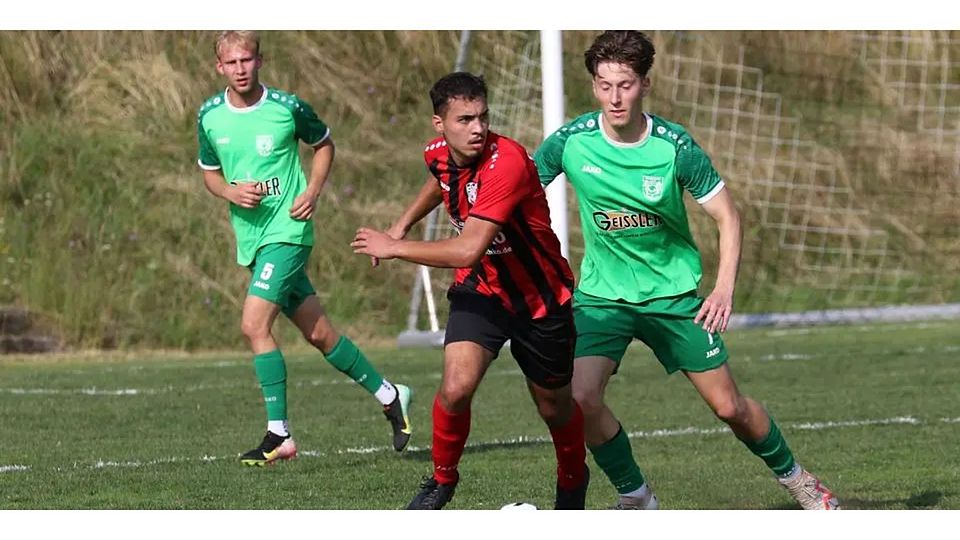 80 Minuten lang boten Elias Acker (links) und die SG Silberg/Eisenhausen Spitzenreiter Eintracht Stadtallendorf II (rechts Julien Chamera), schlitterten aber noch in die zweite Niederlage und finden sich nun vorerst im Tabellenkeller wieder. © Jens Schmidt