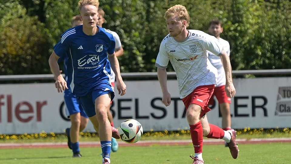 Durch den Heimsieg gegen Oberhinkofen bleibt der SV Obertraubling (rechts) Mit-Tabellenführer.