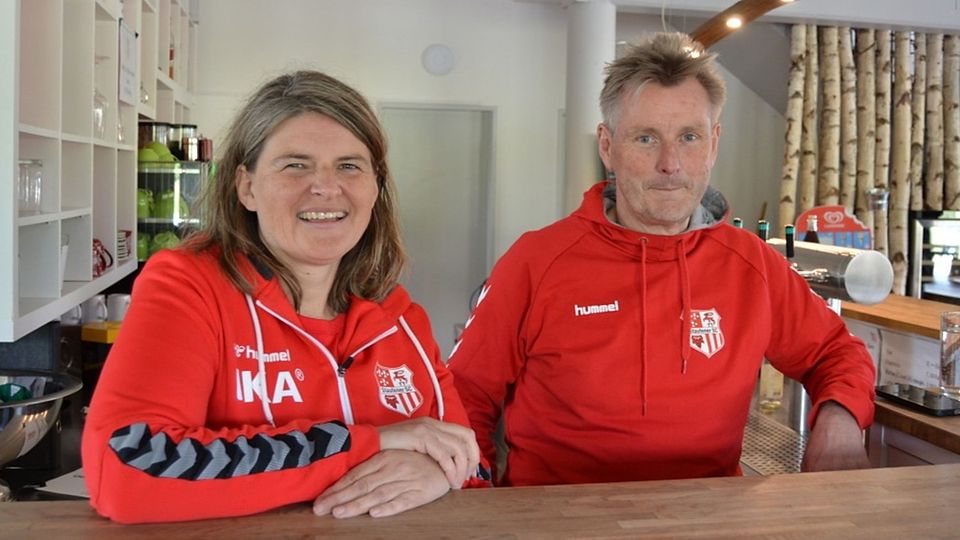 Marion und Gerd Rademacher hinter der Theke im Vereinsheim des Staufener SC 
