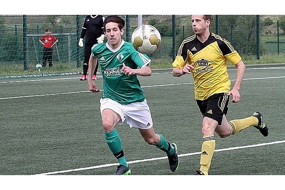 Duell auf Augenhöhe: Planigs Adonai Asani (grünes Trikot) im Laufduell mit seinem Spabrücker Kontrahenten.	Foto: Mario Luge