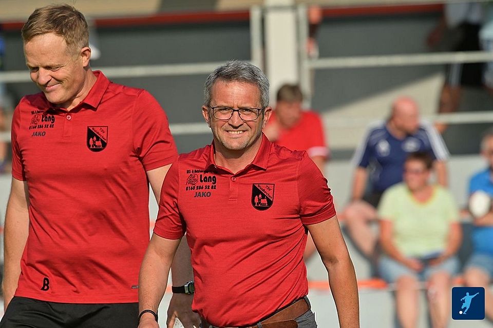 Mit einer Mischung aus "Lockerheit und Ernsthaftigkeit" will Anton Autengruber (re.) den TSV Waldkirchen zurück in die Landesliga führen.