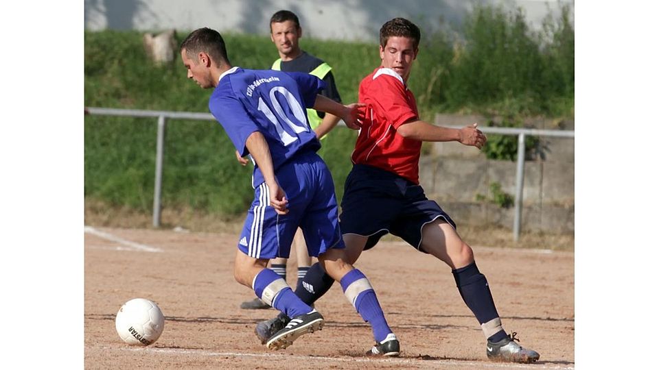 Marcel Porth (Bild oben, rechts), unnachahmlich cool in der Chancenverwertung, gehört ebenso zu Pascal Mohrs Traumelf wie sein Onkel, Ex-Profi Patrik (Bild links), und der Fußball-Ästhet Marco Kissel (Bild rechts, Nummer 10). 	 Archivfoto: photoagenten/Axel Schmitz