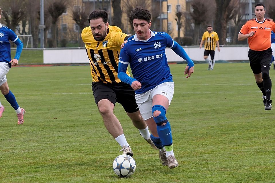 Sie schenkten sich im Stadtderby nichts: Dillingens Berat Kasumi (links) und Schretzheims Jonas Behringer. 