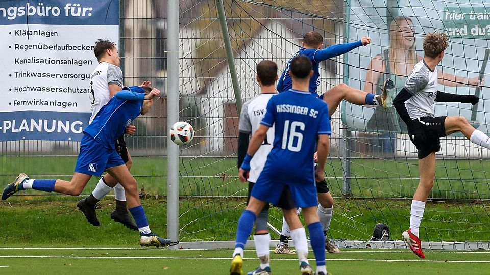 Eingenickt zum Tor des Tages: Luca Ruscelli (links in Blau) trifft für den Kissinger SC zum 1:0 gegen den TSV Diedorf.