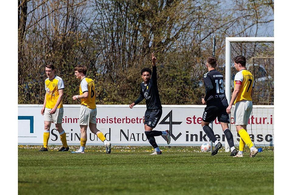Die Reaktionen nach dem 1:0 durch Christian Häusler (nicht auf dem Bild) sieht man auf dem Foto bei (v.l.) xx,
Marius Orthuber, dem jubelnden Mohamed Abdane, Marco Esposito und Florian Rauch. Die Reaktionen nach dem 1:0 durch Christian Häusler (nicht auf dem Bild) sieht man auf dem Foto bei (v.l.) xx,
Marius Orthuber, dem jubelnden Mohamed Abdane, Marco Esposito und Florian Rauch.