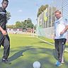 Schwarz-Weiß Spieler Siyaad Saadaq hat schon viel erlebt auf seiner Reise von Somalia nach Wiesbaden. Rechts im Bild Schwarz-Weiß-Coach Carsten Horz. Foto: Neumann.