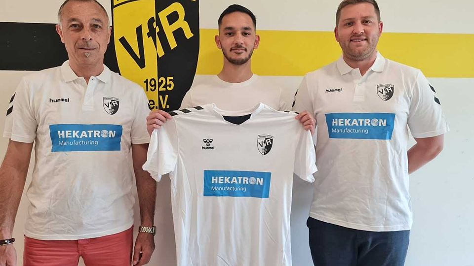  Muhammed Aslan (Mitte) mit seinem neuen und alten Trikot