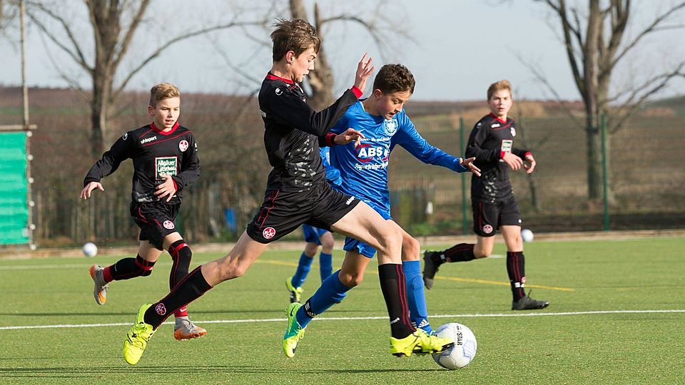 Lauterer überall: Die FCK-Talente Marco Müller und Luca Heckmann setzen dem Gau-Odernheimer Mark Johannes Wilke (von rechts) nach.