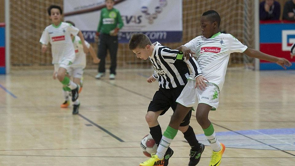 Eine Spielszene vom U11-Eurocup 2014 in Oberelchingen. Juventus Turin in den schwarz-weiß gestreiften Trikots spielte gegen Borussia Mönchengladbach. Foto: Lars Schwerdtfeger