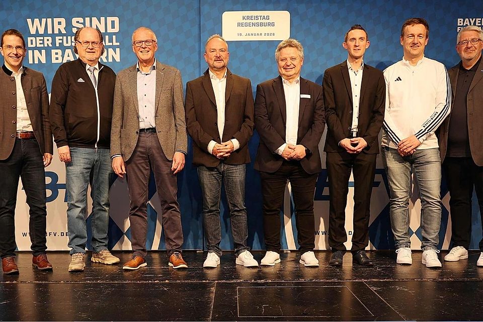 Der in Regenstauf von den Delegierten neu gewählte Kreis-Ausschuss Regensburg: (von links) BFV-Präsident Christoph Kern, Anton Kraus (Kreis-Sportgerichts-Vorsitzender), Reinhard Rengsberger (Kreis-Ehrenamtsbeauftragter), Harald Greß (Kreis-Vorsitzender), Michael Koriath (Kreis-Spielleiter), Nicolas Floch (Kreis-Jugendleiter), Michael Seidinger (Kreis-Beauftragter für den Frauen- und Mädchenfußball) und der Oberpfälzer Bezirks-Vorsitzende Thomas Graml.