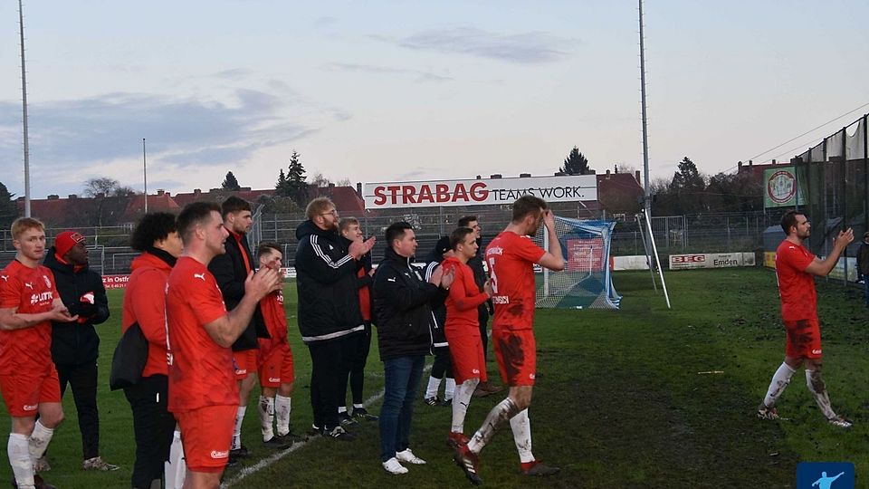 Bedankten sich nach dem Spiel bei ihrem mitgereisten Anhang: die Oberliga-Fußballer des TuS Bersenbrück