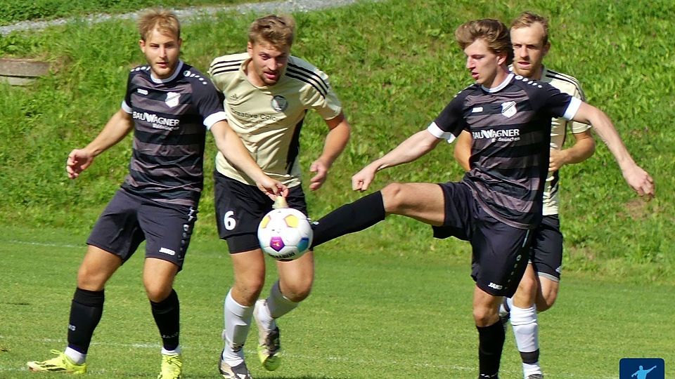 Für die SG Schönthal (helles Trikot) hängen die Trauben in Willmering hoch.