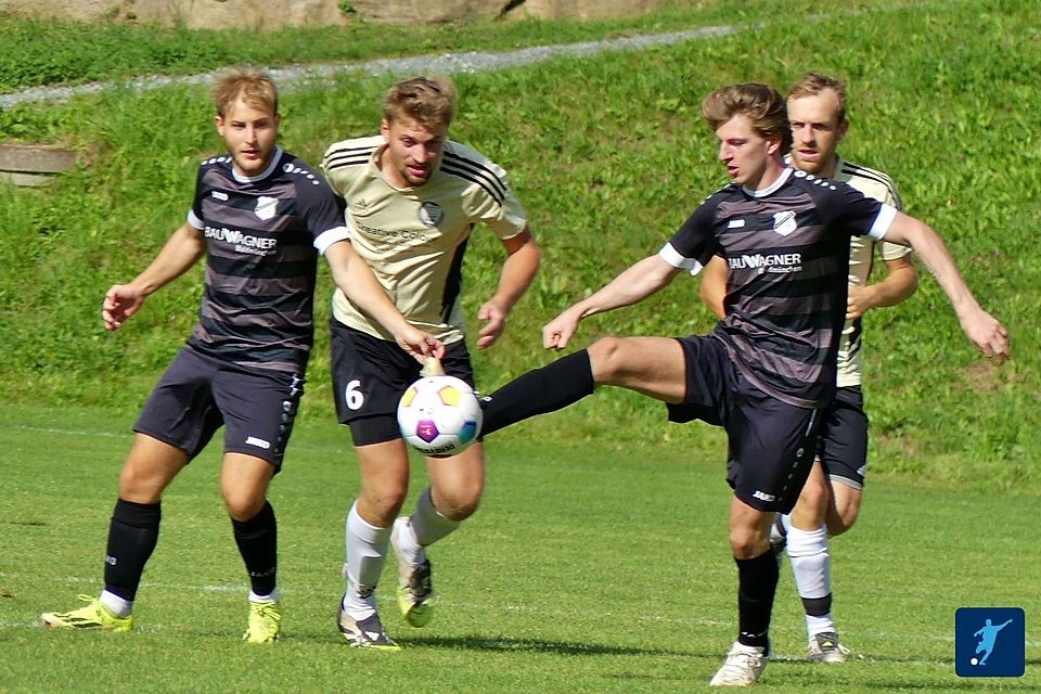 Für die SG Schönthal (helles Trikot) hängen die Trauben in Willmering hoch.