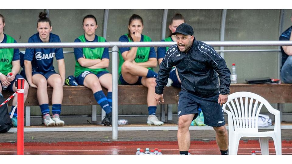 Bleibt auch über die aktuelle Spielzeit hinaus an der Seitenlinie des FSV Hessen Wetzlar: Trainer Dennis Peter. © Jenniver Röczey