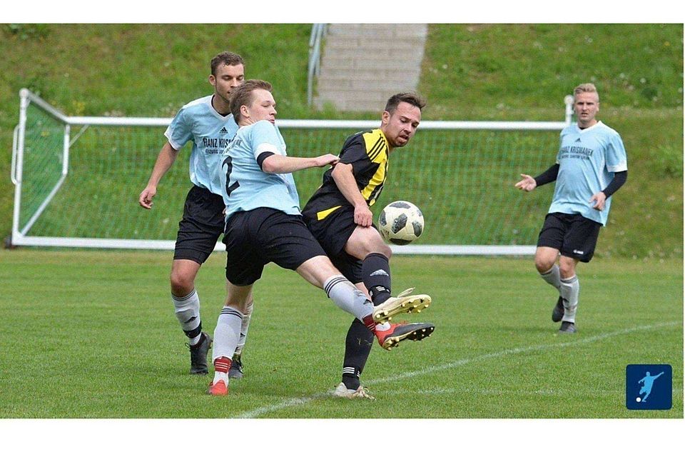 Spitzenspiel zum Re-Start: Dabei müssen die Abwehrspieler der DJK Neustadt (hellblaues Trikot) auf den Waldauer Torjäger Tobias Guber (Mitte, in gelb-schwarz) wie immer ein besonderes Augenmerk richten.