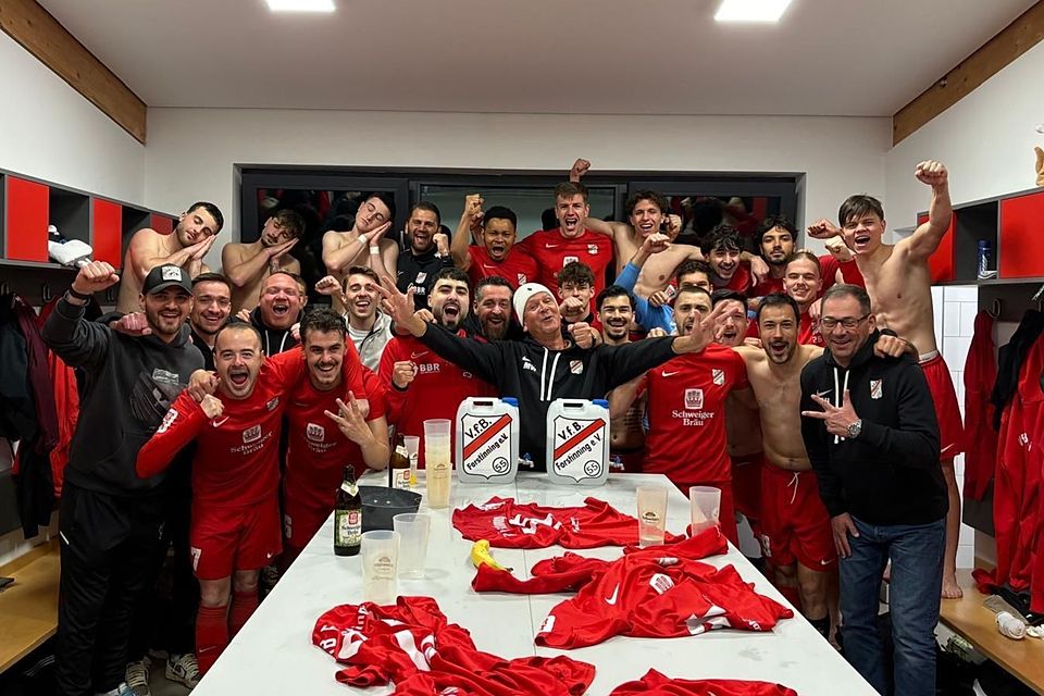 Der VfB Forstinning bejubelt den Aufstieg in die Landesliga.
