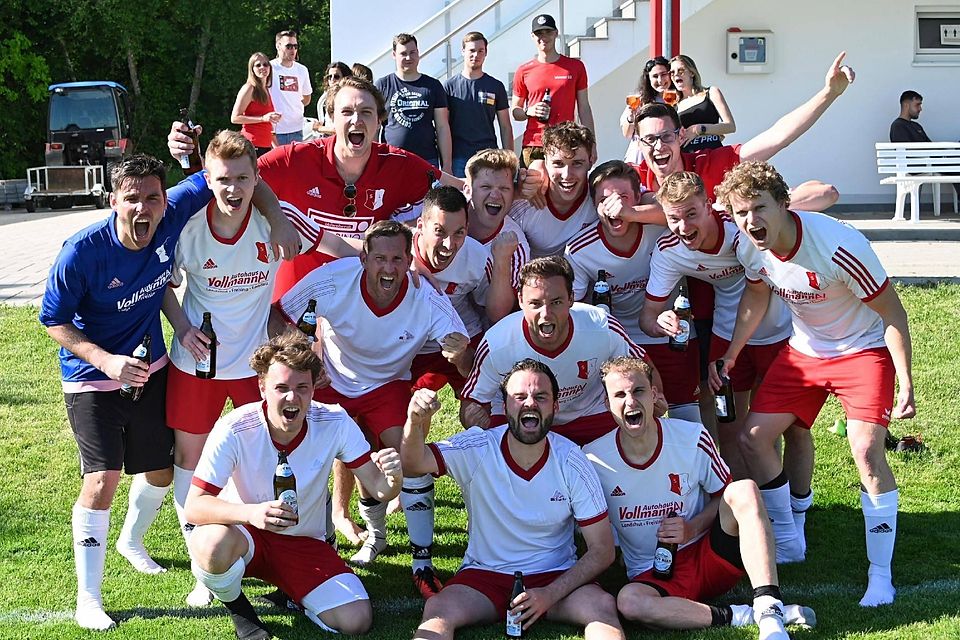 Jubelfoto der Meistermannschaft des SV Langenbach.